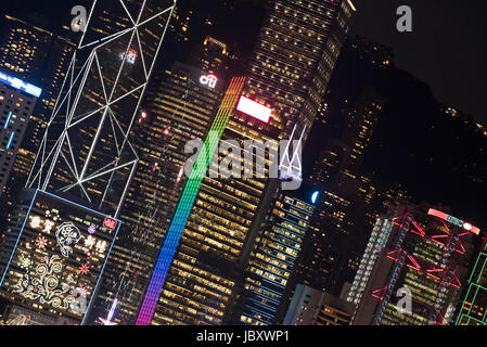 Vista orizzontale di grattacieli iconica illuminata di notte a Hong Kong, Cina. Foto Stock