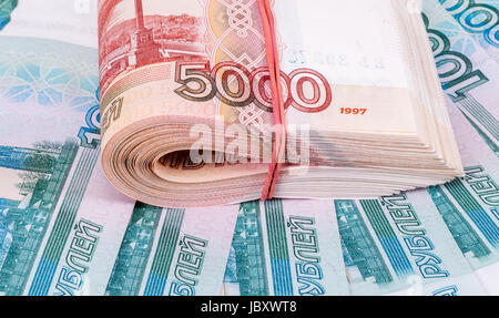Pila ripiegata di cinque millesimi banconote di rubli russi su sfondo di denaro Foto Stock