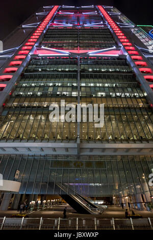 Vista verticale dell'iconico HSBC grattacielo illuminato di notte a Hong Kong, Cina. Foto Stock