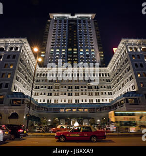 Vista sulla piazza del famigerato Peninsula hotel e la torre di notte a Hong Kong, Cina. Foto Stock