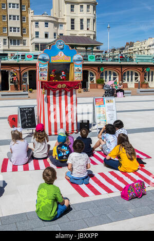 BRIGHTON, Regno Unito - 31 Maggio 2017: un gruppo di bambini la visione di un tradizionale Punch e Judy spettacolo di marionette sul lungomare di Brighton, Regno Unito, il 31 maggio 2017. Foto Stock