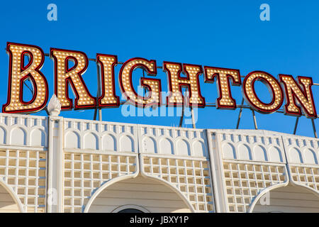 BRIGHTON, Regno Unito - 31 Maggio 2017: Brighton di luci sullo storico Molo di Brighton in East Sussex, Regno Unito, il 31 maggio 2017. Foto Stock