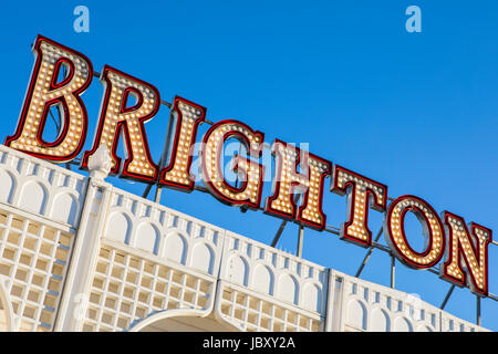 BRIGHTON, Regno Unito - 31 Maggio 2017: Brighton di luci sullo storico Molo di Brighton in East Sussex, Regno Unito, il 31 maggio 2017. Foto Stock