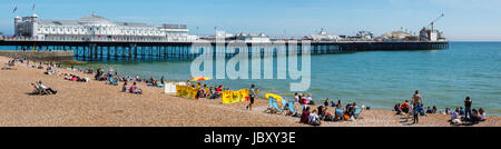 BRIGHTON, Regno Unito - 31 Maggio 2017: una vista del famoso Molo di Brighton e dal lungomare nel Sussex, Regno Unito, il 31 maggio 2017. Foto Stock