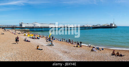 BRIGHTON, Regno Unito - 31 Maggio 2017: una vista del famoso Molo di Brighton e dal lungomare nel Sussex, Regno Unito, il 31 maggio 2017. Foto Stock