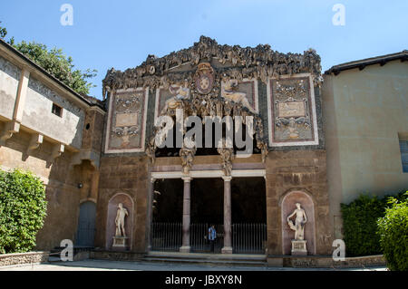 Firenze, Italia. 11 Giugno, 2017. Firenze (Italia), una città d'arte. Molti turisti affollano le piazze e le basi conosciuta come Piazza della Signoria e Piazza del Duomo, della Basilica di San Miniato al Monte e Santa Maria Novella, fotografando e tenendo selfie. Credito: Patrizia Cortellessa/Pacific Press/Alamy Live News Foto Stock