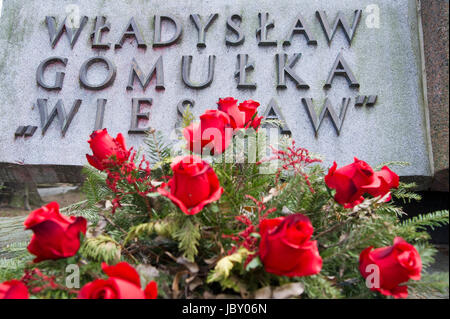 Tomba di Wladyslaw Gomulka, polacco comunista e leader della Repubblica popolare di Polonia. Powazki cimitero militare (Cmentarz Wojskowy na Powazkach) in W Foto Stock