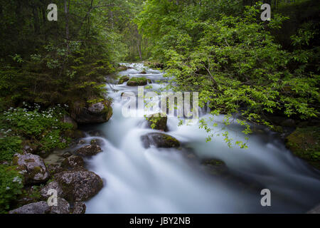 Schwarzbach fiume vicino a Golling cascate in Austria (lunga esposizione) Foto Stock