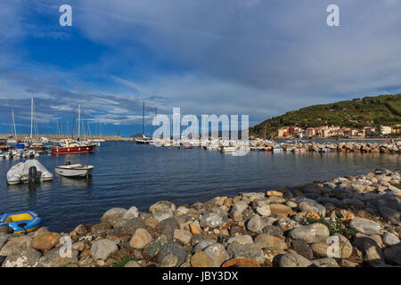 Vista pittoresca del piccolo porticciolo di Marciana Isola d'Elba, Italia Foto Stock