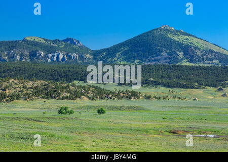 Poco montagne rocciose sopra la prairie vicino zortman, montana Foto Stock