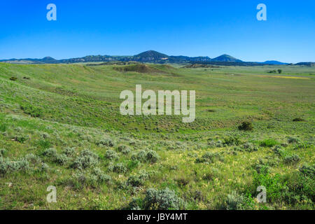 Poco montagne rocciose sopra la prairie vicino zortman, montana Foto Stock