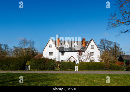 Real estate: tipico bianca attraente proprietà cottage con tetto in ardesia sul verde villaggio al Aston Rowant, un piccolo villaggio vicino a Chinnor Oxon UK Foto Stock