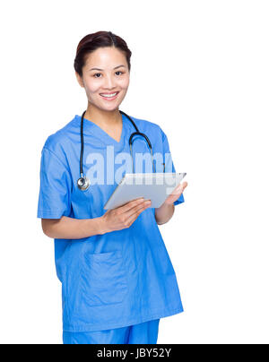 Asian medico donna usa tavoletta digitale Foto Stock