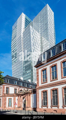 Il Palais Thurn und Taxis con il Nextower dietro, Palais Quartier, Francoforte, Germania Foto Stock