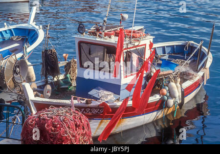 Fischerboot im Hafen von Saint Tropez, Costa Azzurra, Frankreich Foto Stock