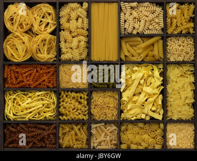 Un sacco di varie tagliatelle in una scatola di legno Foto Stock