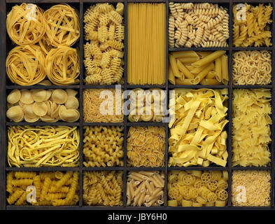 Un sacco di varie tagliatelle in una scatola di legno Foto Stock