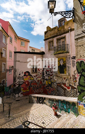 Bella Arte di strada nel quartiere di Alfama di Lisbona Foto Stock