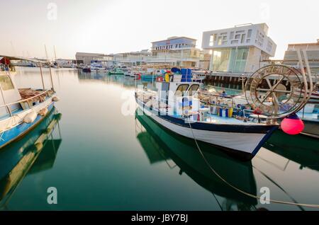 La pesca barche ormeggiate a Limassol vecchio porto di Cipro, accanto alla Marina parte dei porti autorità. La vista del porto e del mare Mediterraneo, l'acqua, barca e reti da pesca e le attrezzature per la pesca. Foto Stock