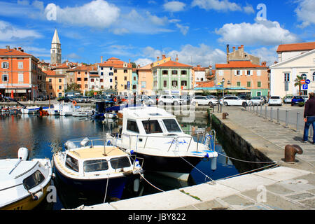 Guardando attraverso la marina in Isola Slovenia Foto Stock