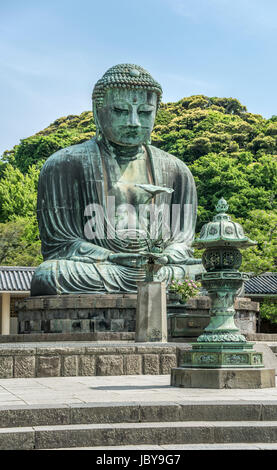 Grande Buddha, Daibutsu, una monumentale statua di bronzo all'aperto di Buddha Amida a Kōtoku-in, Kamakura, Kanagawa Foto Stock