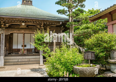 Il tempio di Gokuraku-ji, un tempio buddista della setta Shingon a Kamakura, Prefettura di Kanagawa, Giappone Foto Stock