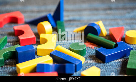 Giocattoli di legno per la didattica e la finalità educativa su un campo di gioco per bambini Foto Stock