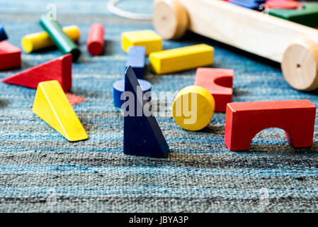 Giocattoli di legno per la didattica e la finalità educativa su un campo di gioco per bambini Foto Stock