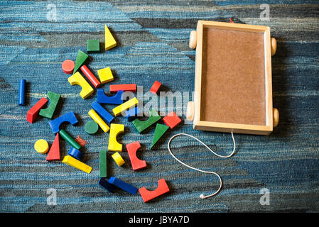 Giocattoli di legno per la didattica e la finalità educativa su un campo di gioco per bambini Foto Stock