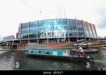 Birmingham, Regno Unito. 12 Giugno, 2017. La National Indoor Arena dal luogo Danielle, canal in primo piano, con intrusione passando da Foto Stock