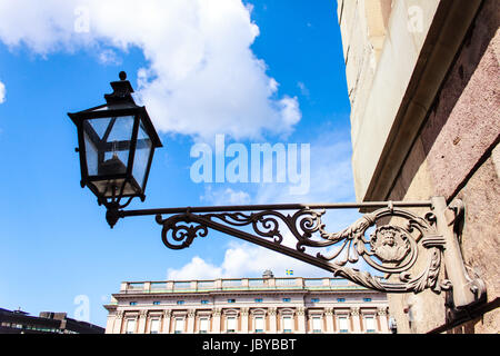 Le lampade di antiquariato sulla parete di cielo blu Foto Stock