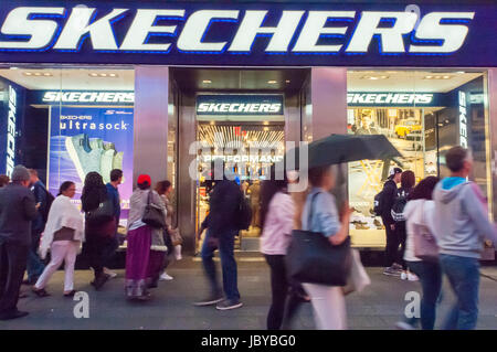 Un Skechers store in Times Square a New York martedì 6 giugno 2017. Skechers è stato recentemente aggiornato a " positivo " dalla sua precedente valutazione di 'neutral' da Susquehanna Financial citando la futura crescita nella società nazionale del commercio all'ingrosso. (© Richard B. Levine) Foto Stock