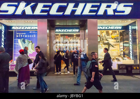 Un Skechers store in Times Square a New York martedì 6 giugno 2017. Skechers è stato recentemente aggiornato a " positivo " dalla sua precedente valutazione di 'neutral' da Susquehanna Financial citando la futura crescita nella società nazionale del commercio all'ingrosso. (© Richard B. Levine) Foto Stock