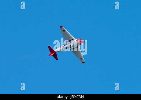 Helsinki, Finlandia - 9 Giugno 2017: Yakovlev Yak-11 formazione sovietica aeromobili battenti capovolto al Kaivopuisto Air Show. Questo velivolo è stato utilizzato da th Foto Stock