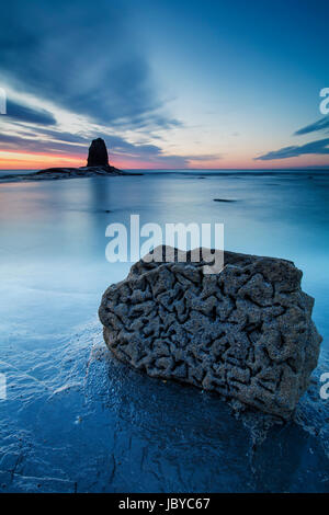 Un interessante formazione di roccia su Saltwick Bay, North Yorkshire Foto Stock