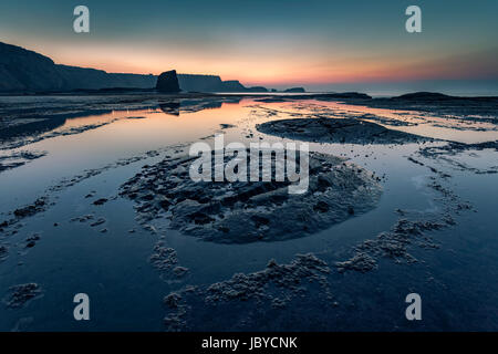 Interessanti formazioni rocciose a Saltwick Bay nei pressi di Whitby nel Nord Yorkshire Costa, REGNO UNITO Foto Stock