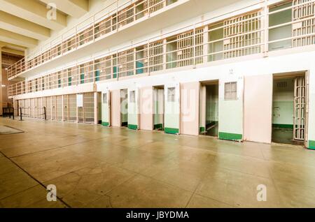 Le celle delle prigioni all'interno della cellhouse sul penitenziario di Alcatraz island, ora un museo, a San Francisco, California, Stati Uniti d'America. Una vista di blocco D dove i prigionieri sono stati detenuti in isolamento. Foto Stock