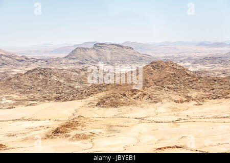 Tipico tetro, arido terreno montuoso del deserto del Namib sulla Skeleton Coast, Namibia, Sud Africa occidentale Foto Stock