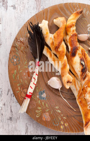 Pizza grissini sulla targa di legno bianco su sfondo di legno. Delizie pizza italiana di mangiare. Foto Stock