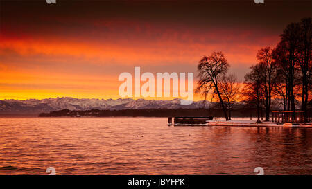 Una immagine di una bellissima alba al lago di Starnberg Foto Stock