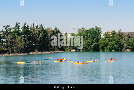 Imparare a kayak a Idroscalo nella periferia di Milano, Italia Foto Stock