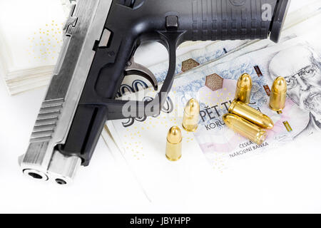 Dettaglio della pistola a proiettile su ceca sfondo banconote Foto Stock