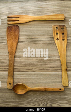 Cucina utensile di legno della scapola, cucchiaio e forchetta sulla tavola  di legno Foto stock - Alamy