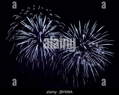 Coloratissimi fuochi d'artificio sul cielo nero per il nuovo anno Foto Stock