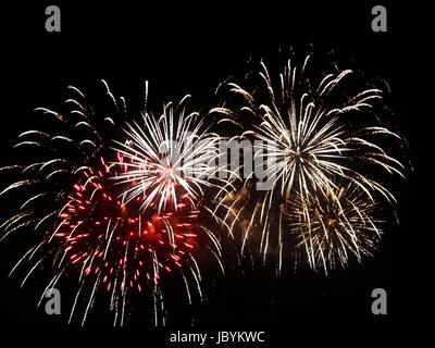 Coloratissimi fuochi d'artificio sul cielo nero per il nuovo anno Foto Stock