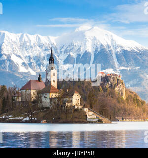 Vista panoramica sulle Alpi Giulie, il lago di Bled con St Marys chiesa dell Assunzione sulla piccola isola; Bled, Slovenia, l'Europa. Foto Stock