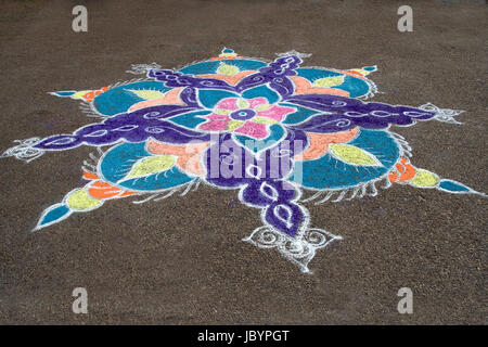 Abile rangoli opera design sul pavimento con pietra colorata in polvere Foto Stock