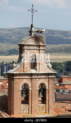 Nido di cicogna sulla cima di un campanile in Avila, Castilla y Leon, Spagna Foto Stock