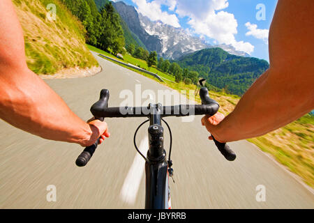 Ciclismo su strada ad angolo ampio riprese di velocità Foto Stock