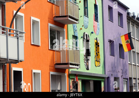 Bunte Fassaden in einer Wohnstraße, Köln, Nordrhein-Westfalen, Deutschland Foto Stock